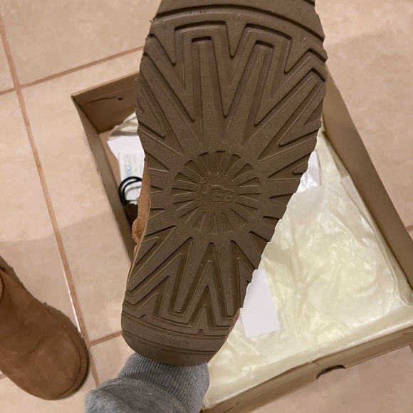 Bailey Button Uggs - Picture 5 of 8